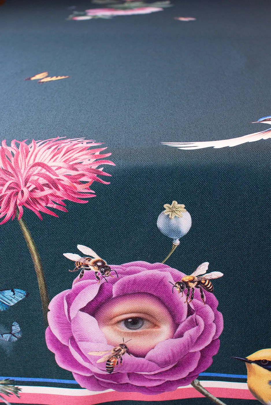 MUZALUCI tablecloth with sophisticated design and fine details, perfect for special occasions and memorable dinners