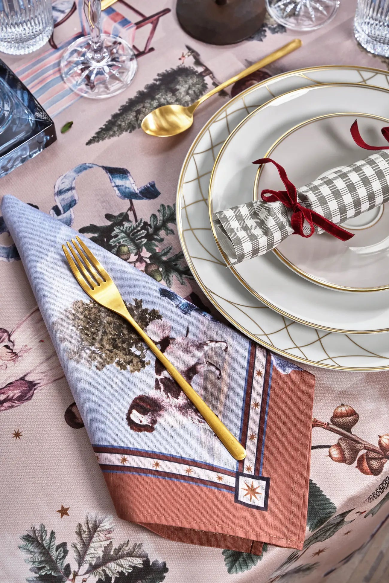 High-quality polyester napkins, placemats, and coasters for dining