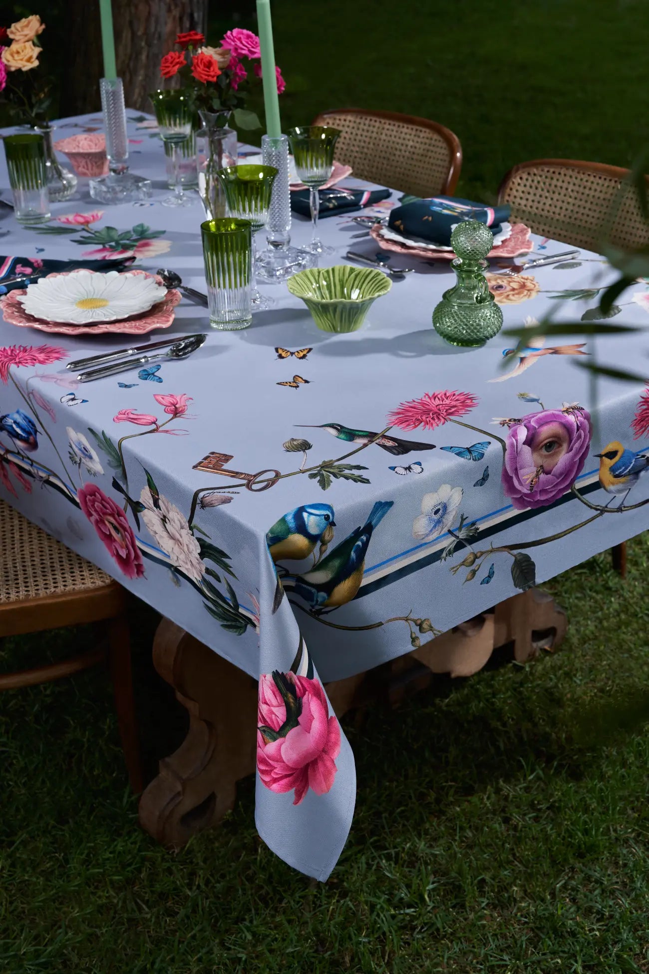 Simple Yet Elegant Finishing: The tone-on-tone hem adds an understated yet refined touch.