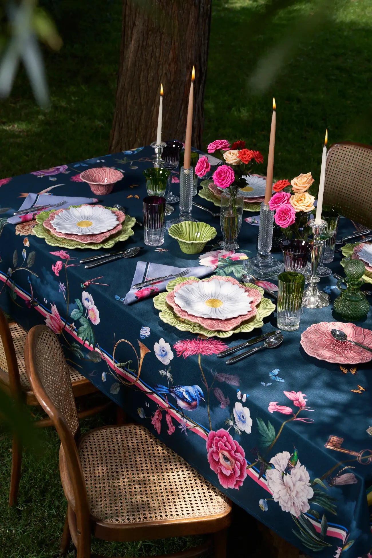 High-quality MUZALUCI tablecloth with sublimation print, creating an elegant and natural dining experience