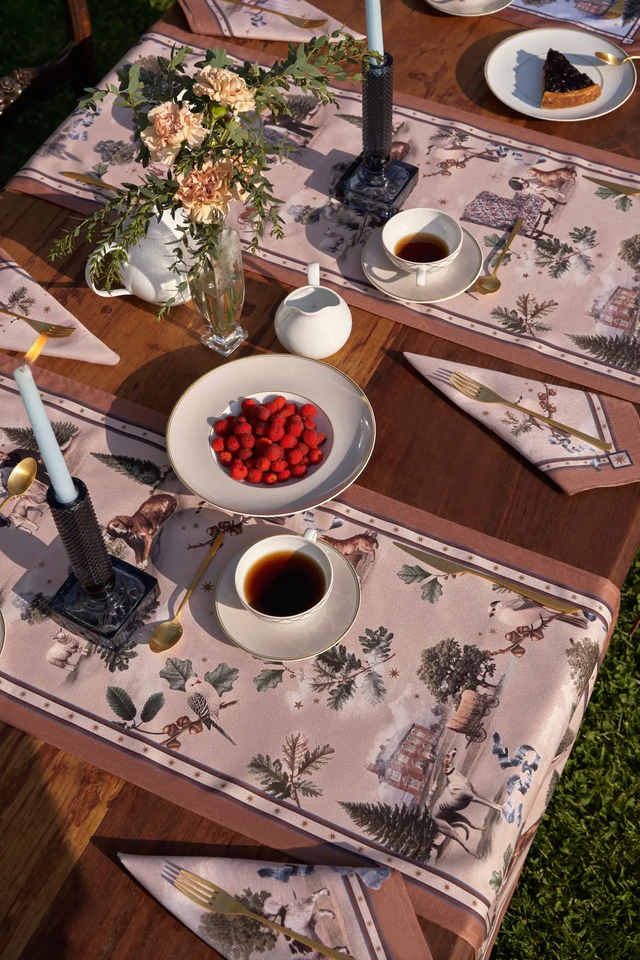 Let MUZALUCI transform your table into a stunning focal point. Our polyester napkins and coasters, featuring a minimal tone-on-tone hem and sublimation print, are the perfect addition to any dining experience