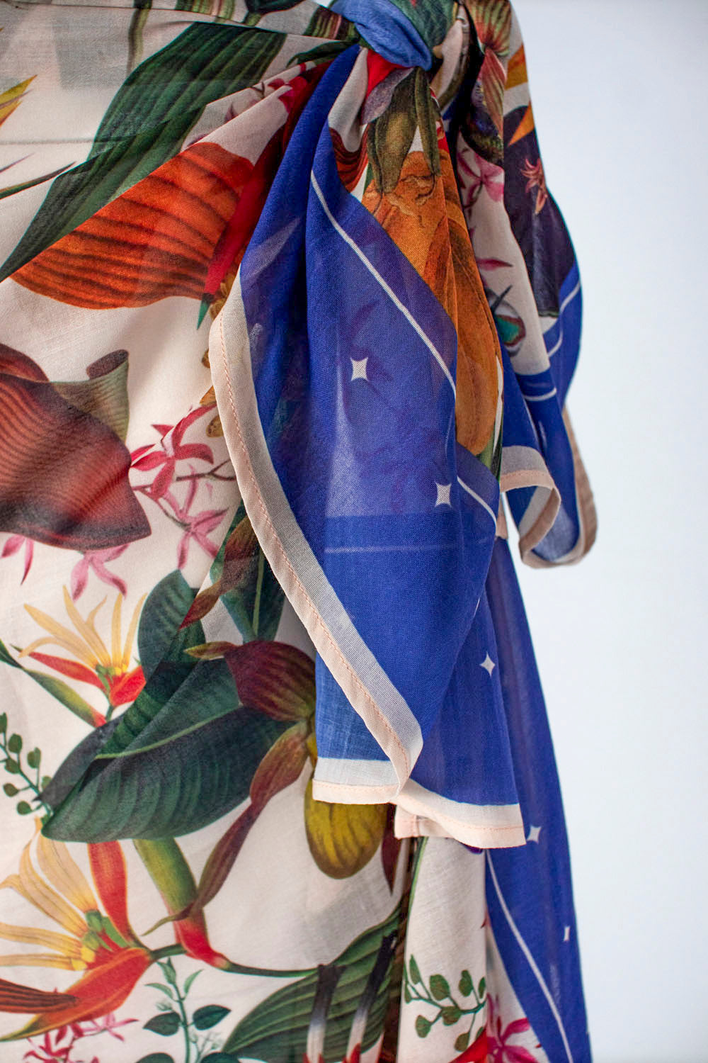 Colombian Flowers Ivory - Sarong