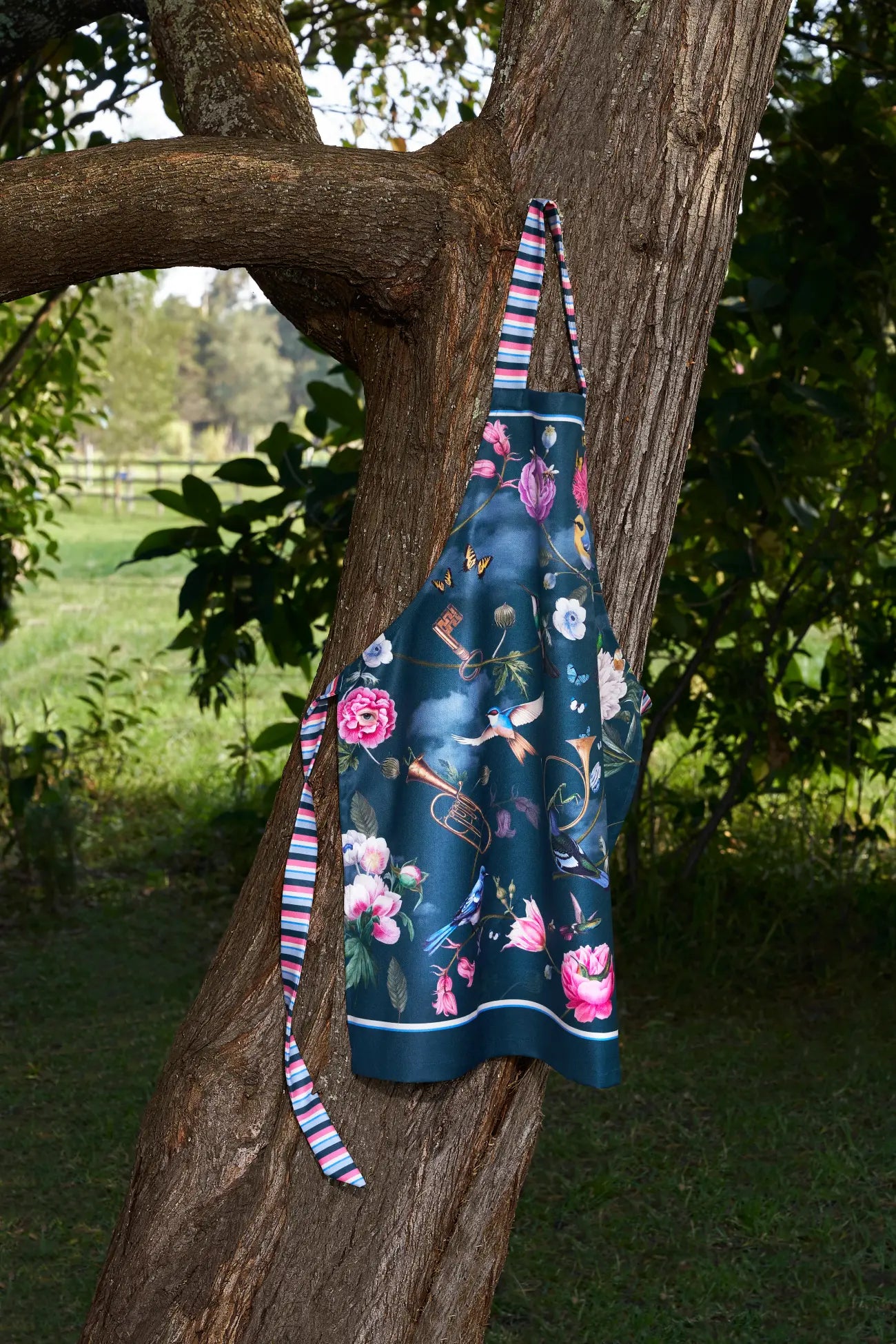 Enhance your culinary skills and surprise your guests with a MUZALUCI apron. Featuring a durable polyester fabric, a stylish sublimation print, an added utility pocket, and adjustable straps, it’s the perfect tool for anyone who loves to cook.
